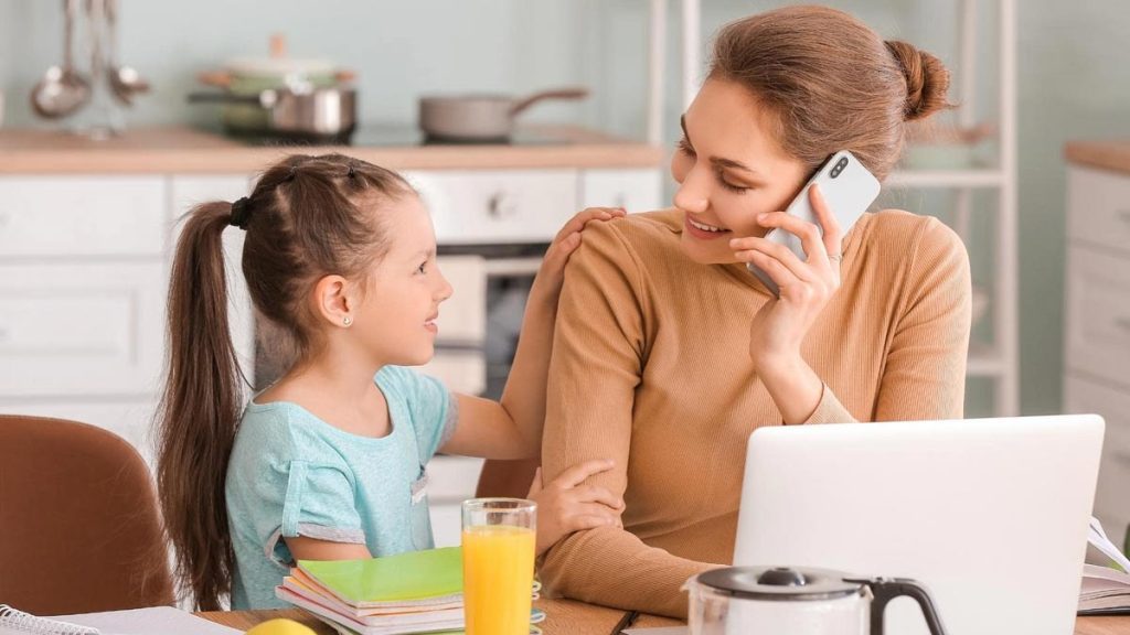 شغل های پر درآمد خانگی- زن خانه دار شاغل در کنار دختر خود نشسته و