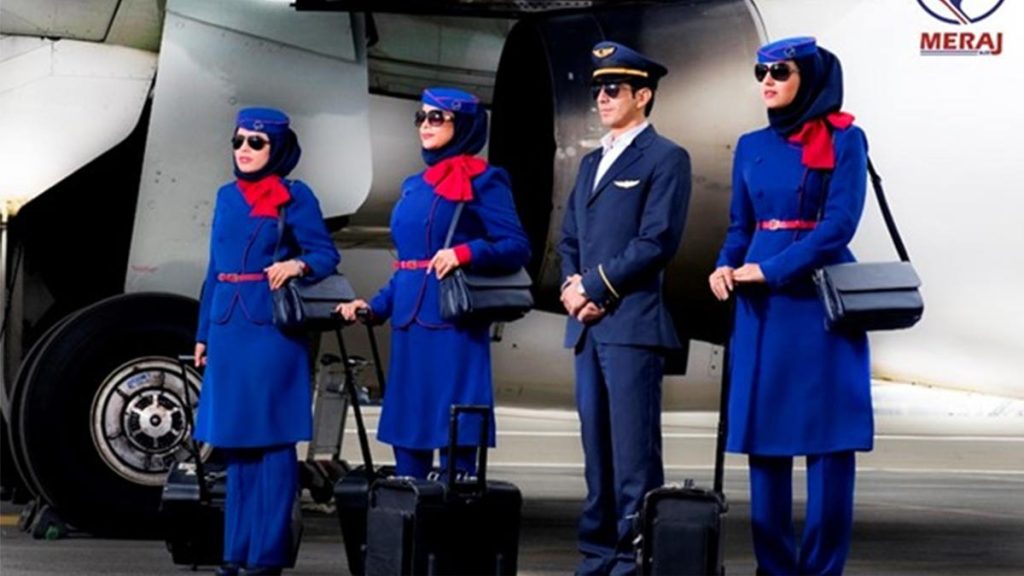 چهار مهماندار هواپیمایی معراج در کنار هم ایستاده اند- استخدام هواپیمایی معراج- چابلون