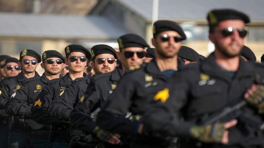 استخدام پلیس آگاهی با دیپلم- چند افسر پلیس پشت سر هم در حال رژه هستند