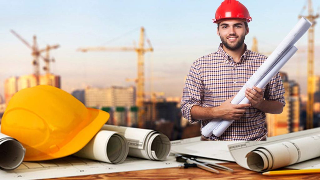 استخدام مهندس عمران- مهندس عمران کلاه ایمنی پوشیده و نقشه ها در دست او لوله شده هستند