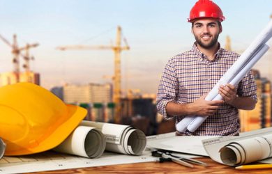 استخدام مهندس عمران- مهندس عمران کلاه ایمنی پوشیده و نقشه ها در دست او لوله شده هستند
